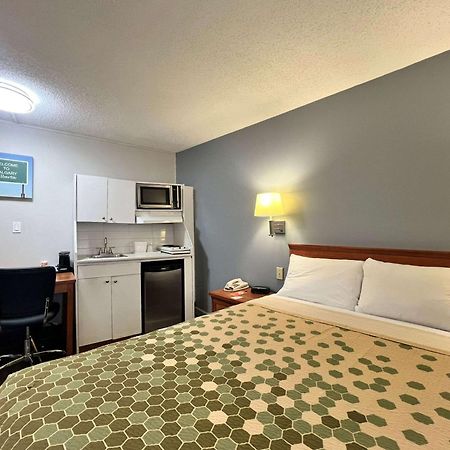 Econo Lodge Motel Village YYC Eksteriør bilde