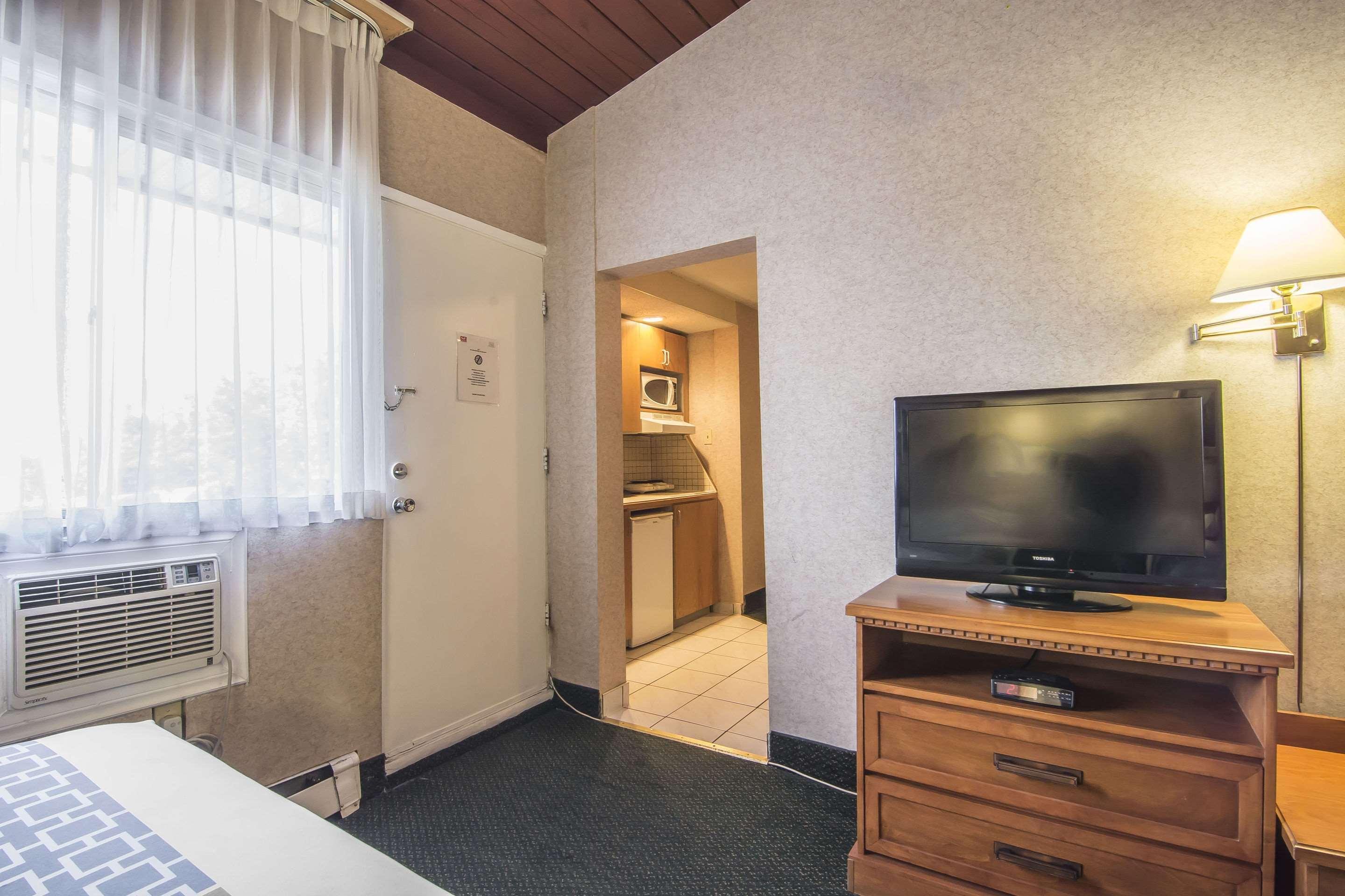 Econo Lodge Motel Village YYC Eksteriør bilde