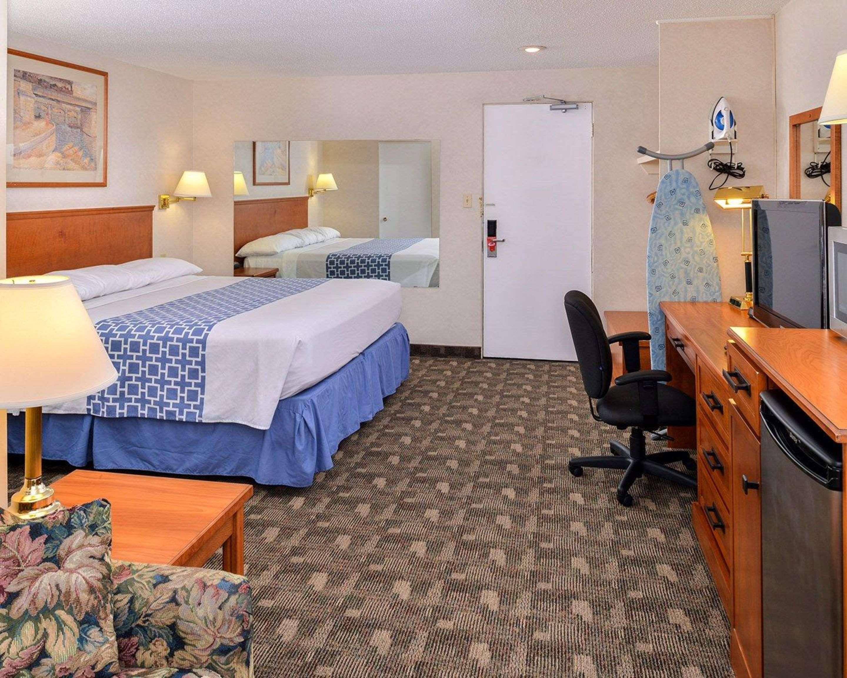 Econo Lodge Motel Village YYC Eksteriør bilde