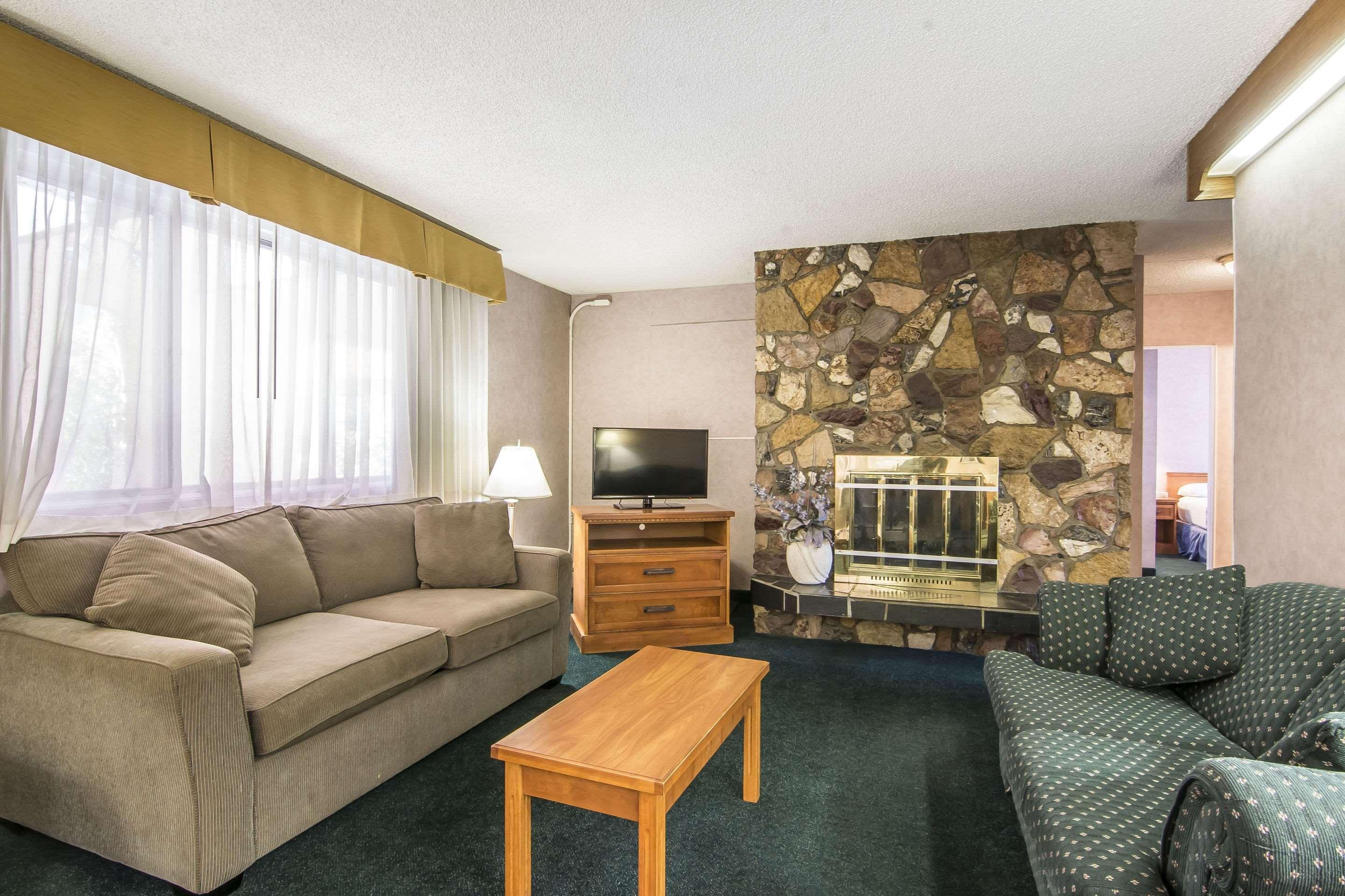 Econo Lodge Motel Village YYC Eksteriør bilde