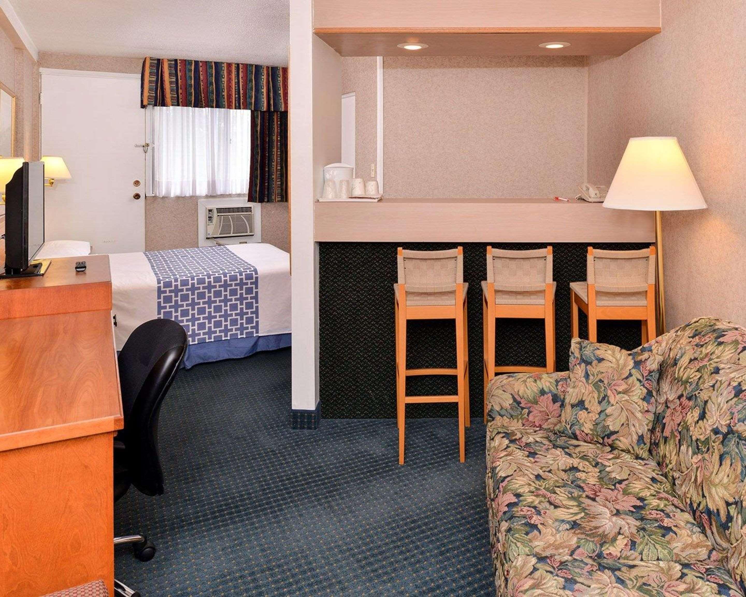 Econo Lodge Motel Village YYC Eksteriør bilde