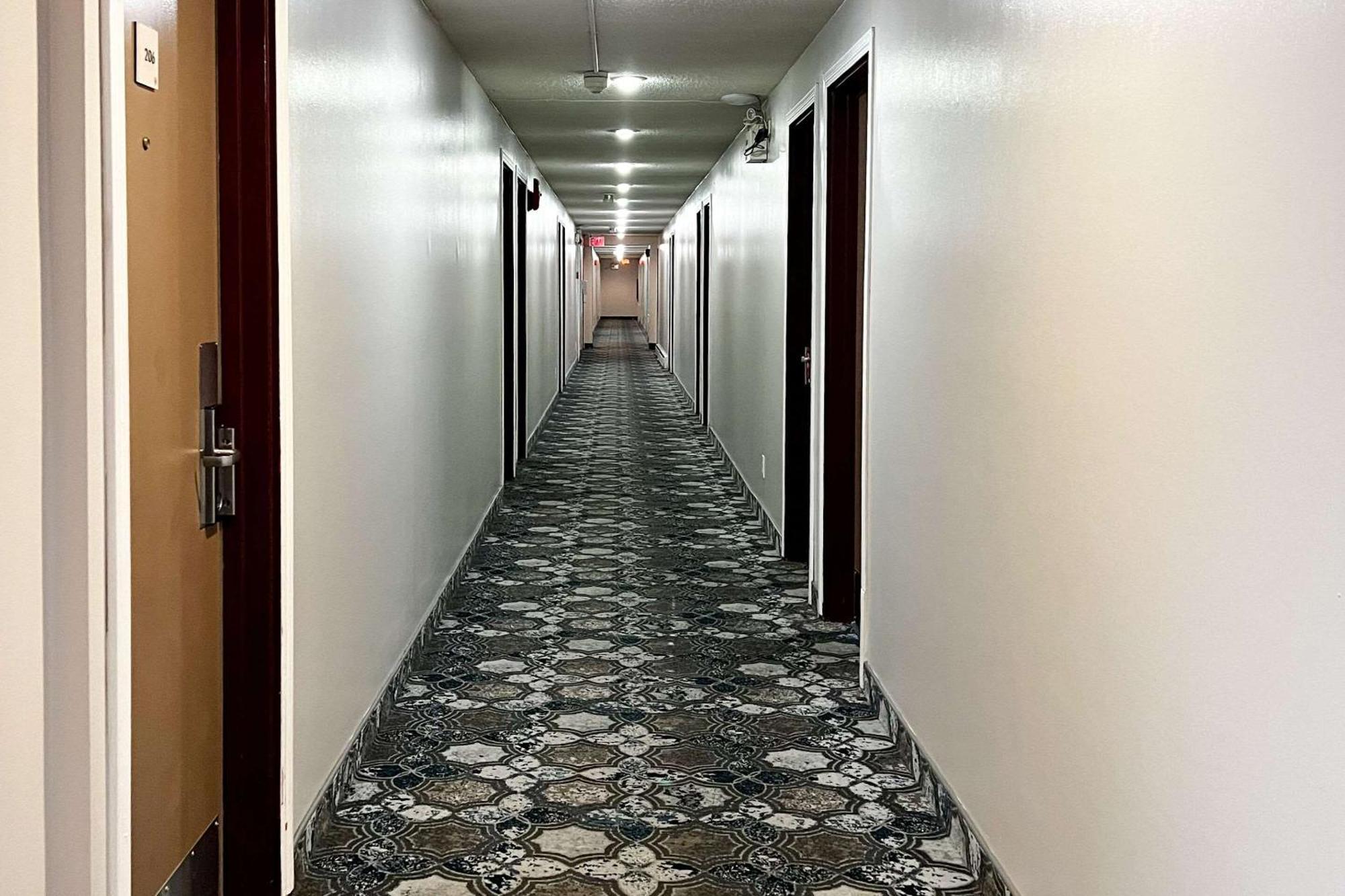 Econo Lodge Motel Village YYC Eksteriør bilde