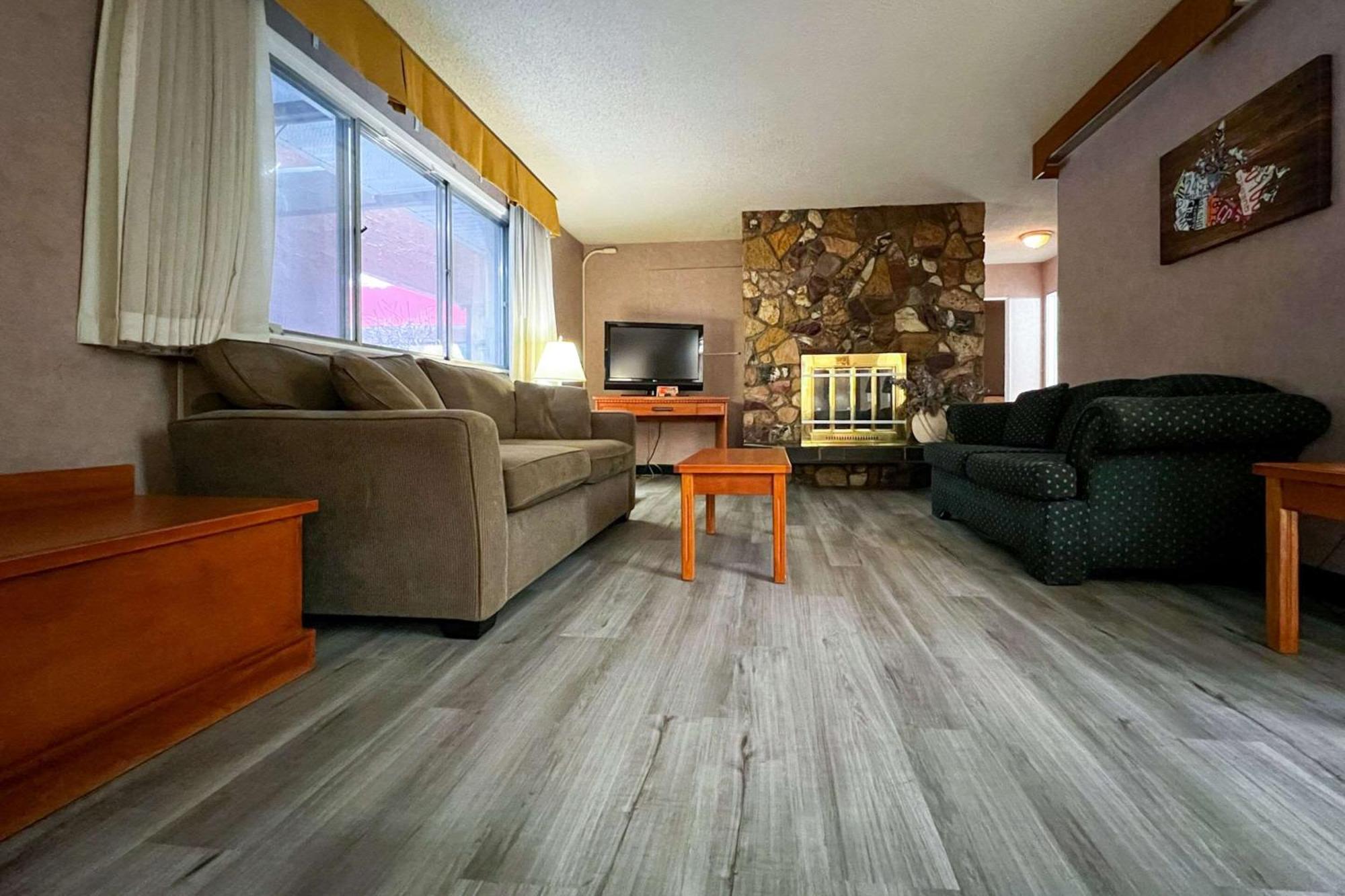 Econo Lodge Motel Village YYC Eksteriør bilde