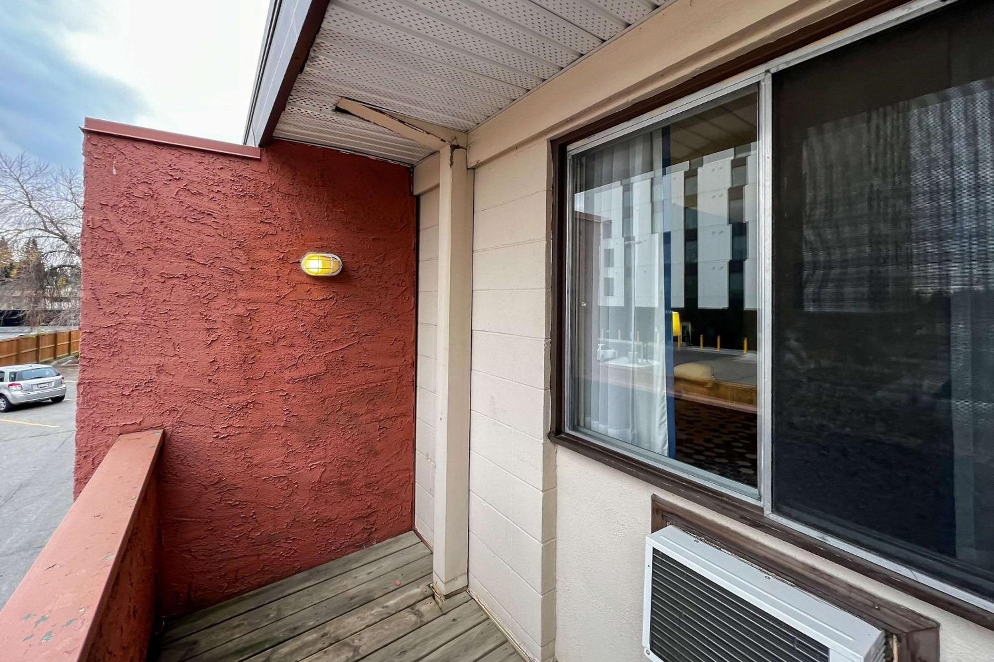 Econo Lodge Motel Village YYC Eksteriør bilde