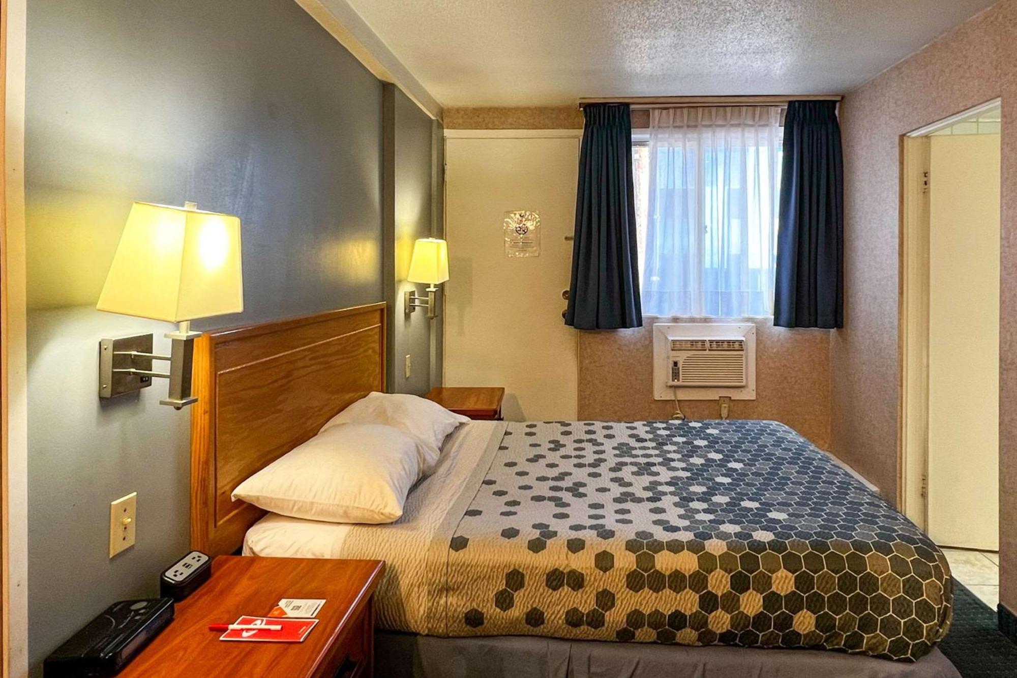 Econo Lodge Motel Village YYC Eksteriør bilde