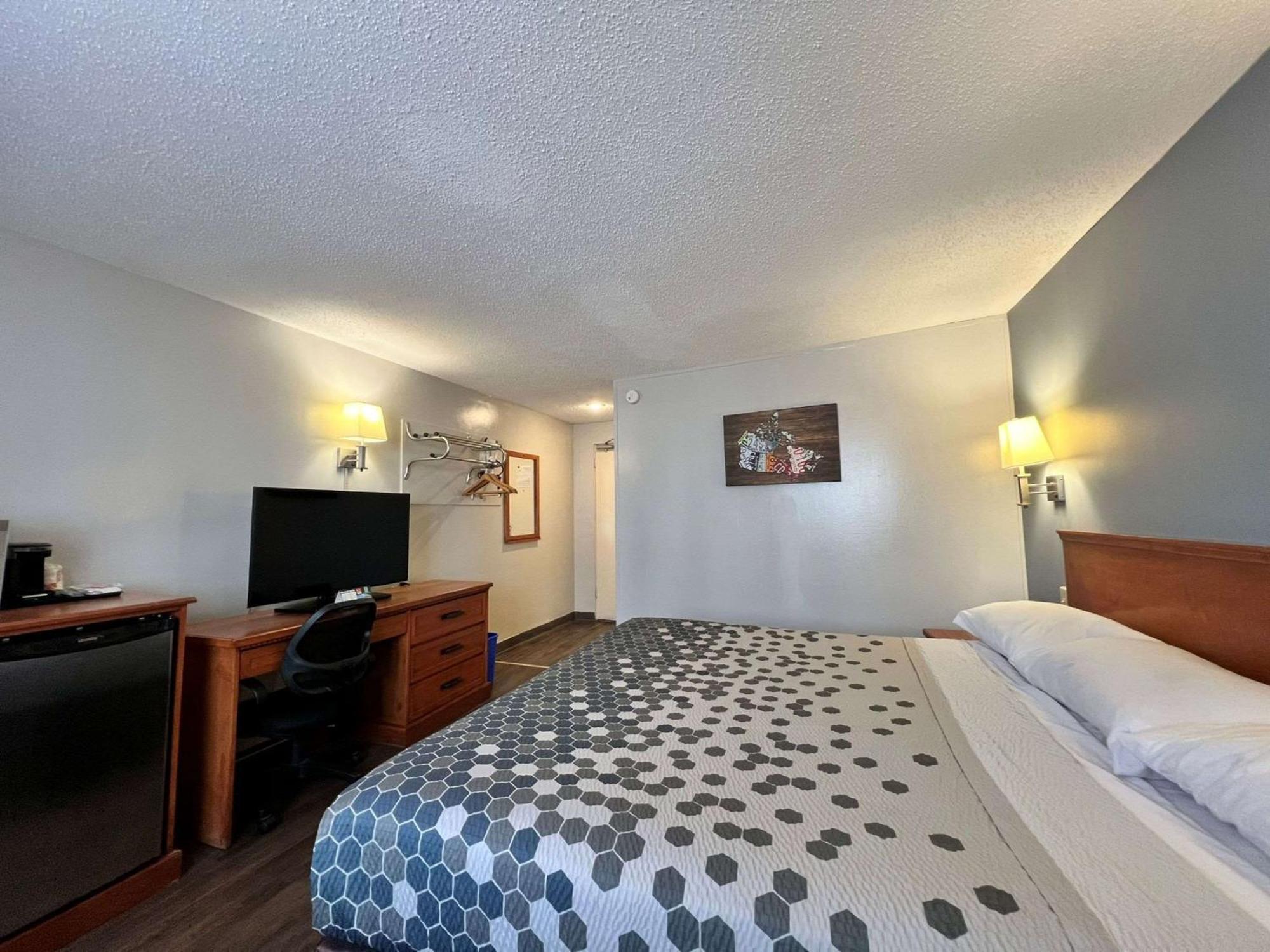 Econo Lodge Motel Village YYC Eksteriør bilde