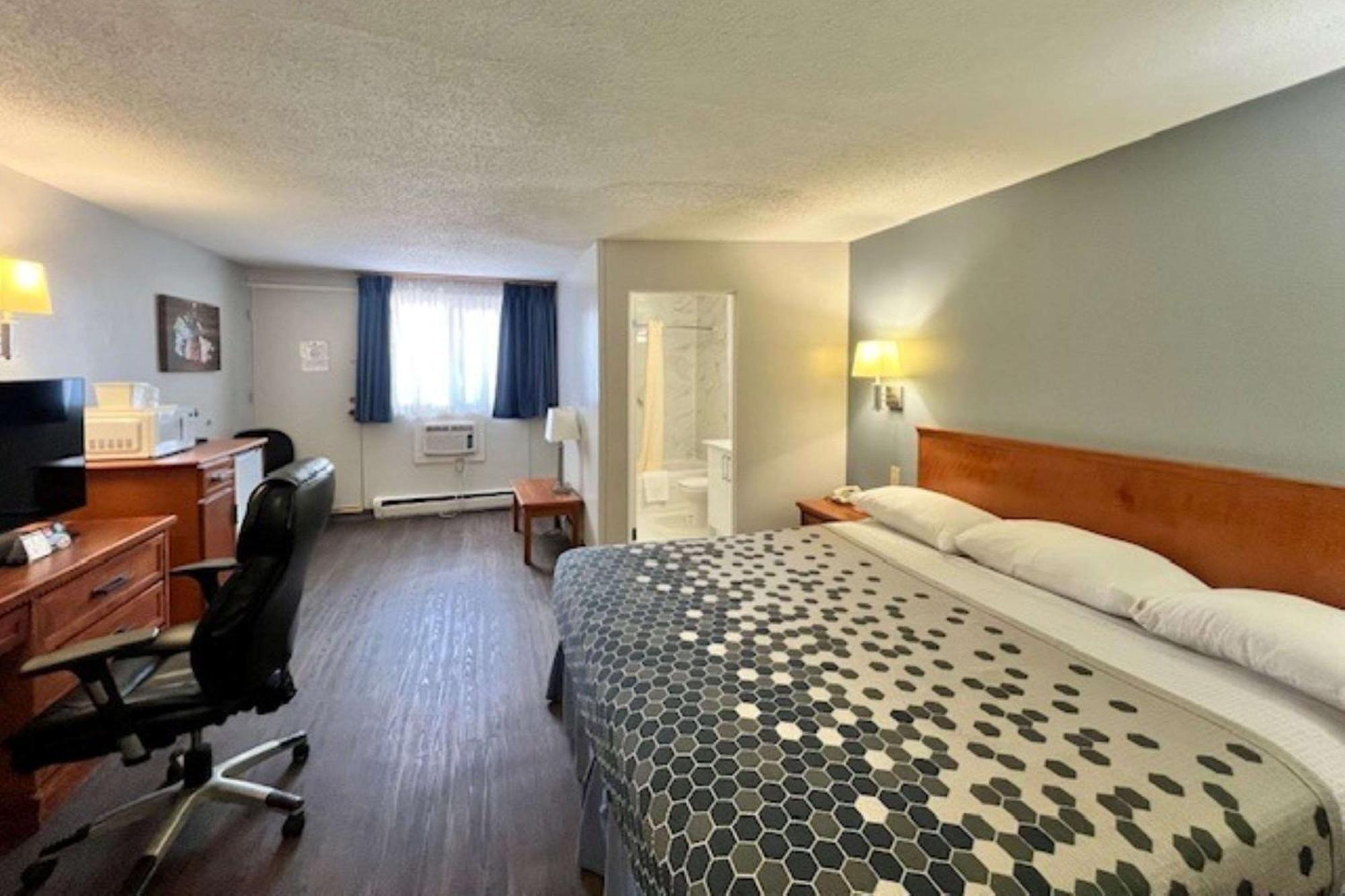 Econo Lodge Motel Village YYC Eksteriør bilde