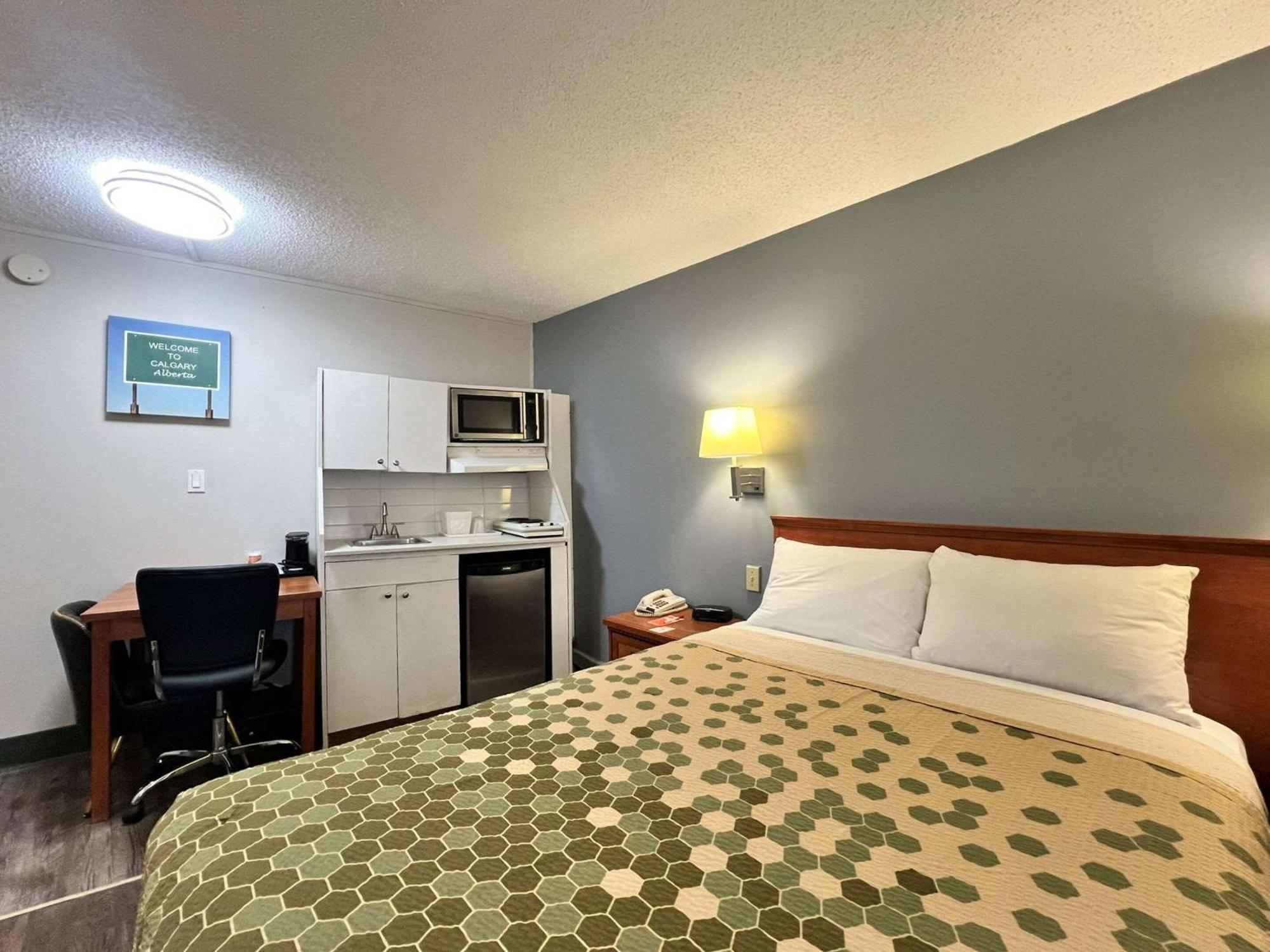 Econo Lodge Motel Village YYC Eksteriør bilde