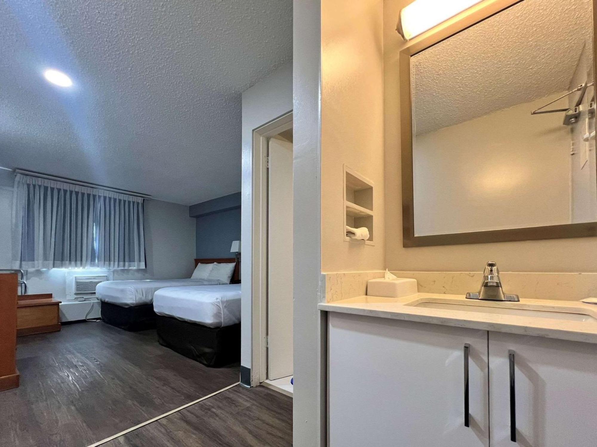 Econo Lodge Motel Village YYC Eksteriør bilde