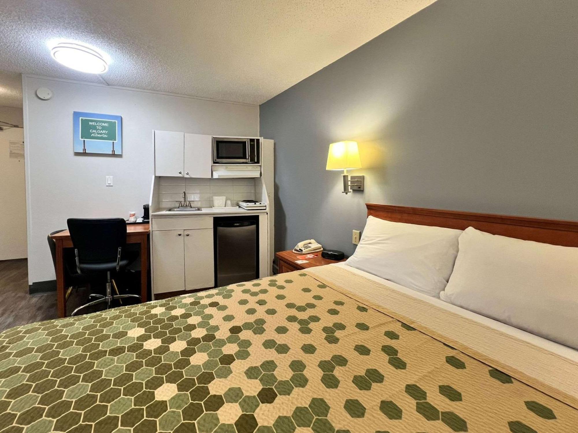 Econo Lodge Motel Village YYC Eksteriør bilde