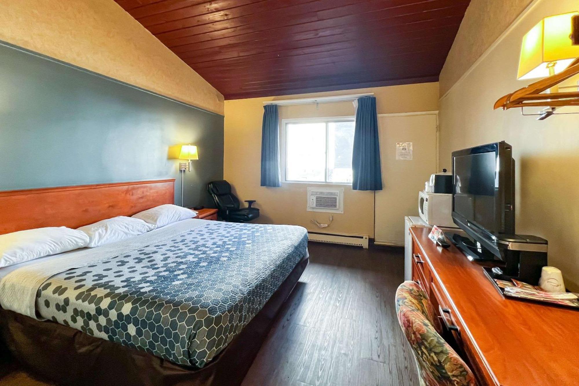 Econo Lodge Motel Village YYC Eksteriør bilde