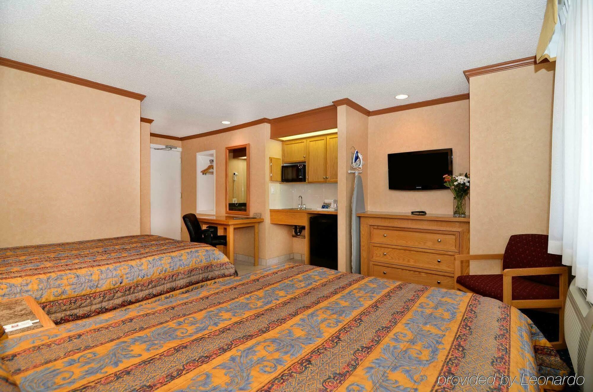 Econo Lodge Motel Village YYC Eksteriør bilde