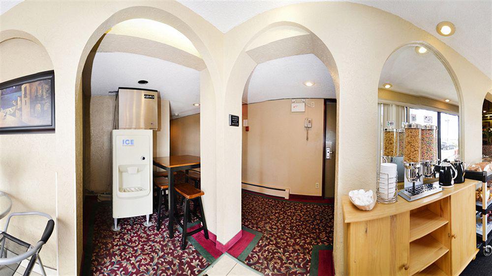 Econo Lodge Motel Village YYC Eksteriør bilde