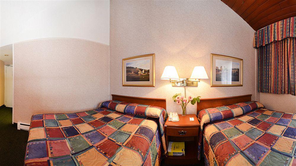 Econo Lodge Motel Village YYC Eksteriør bilde